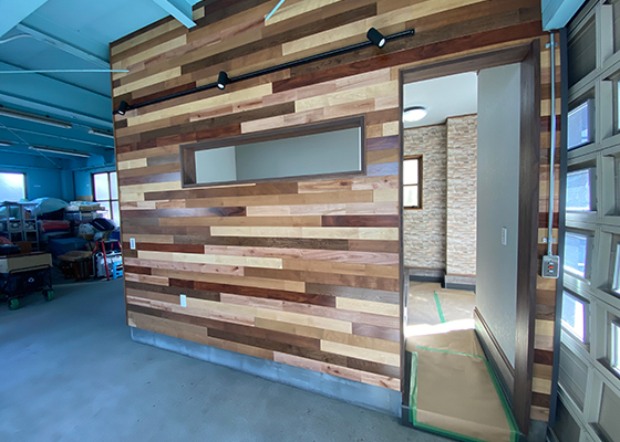 木目の映える空間