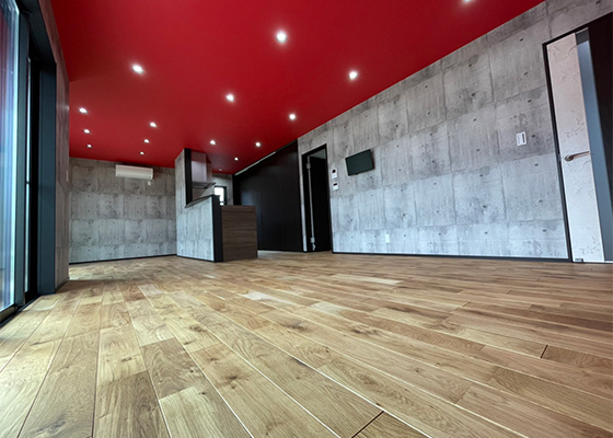 無垢床材の暖かみのあるリビング